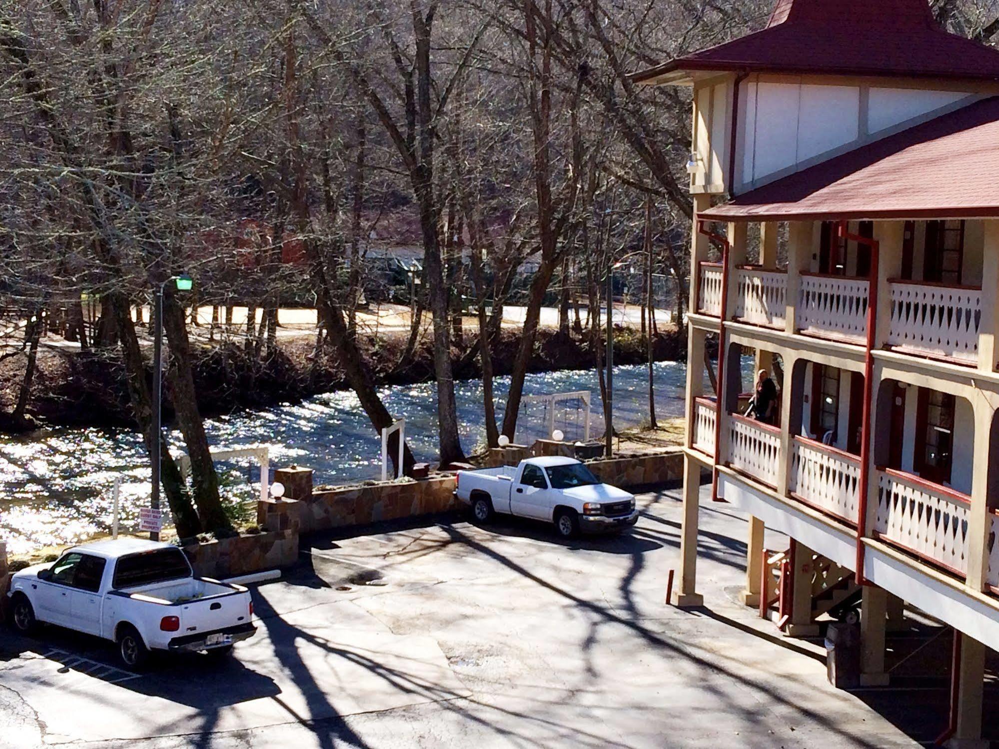 Riverbend Motel & Cabins Helen Extérieur photo